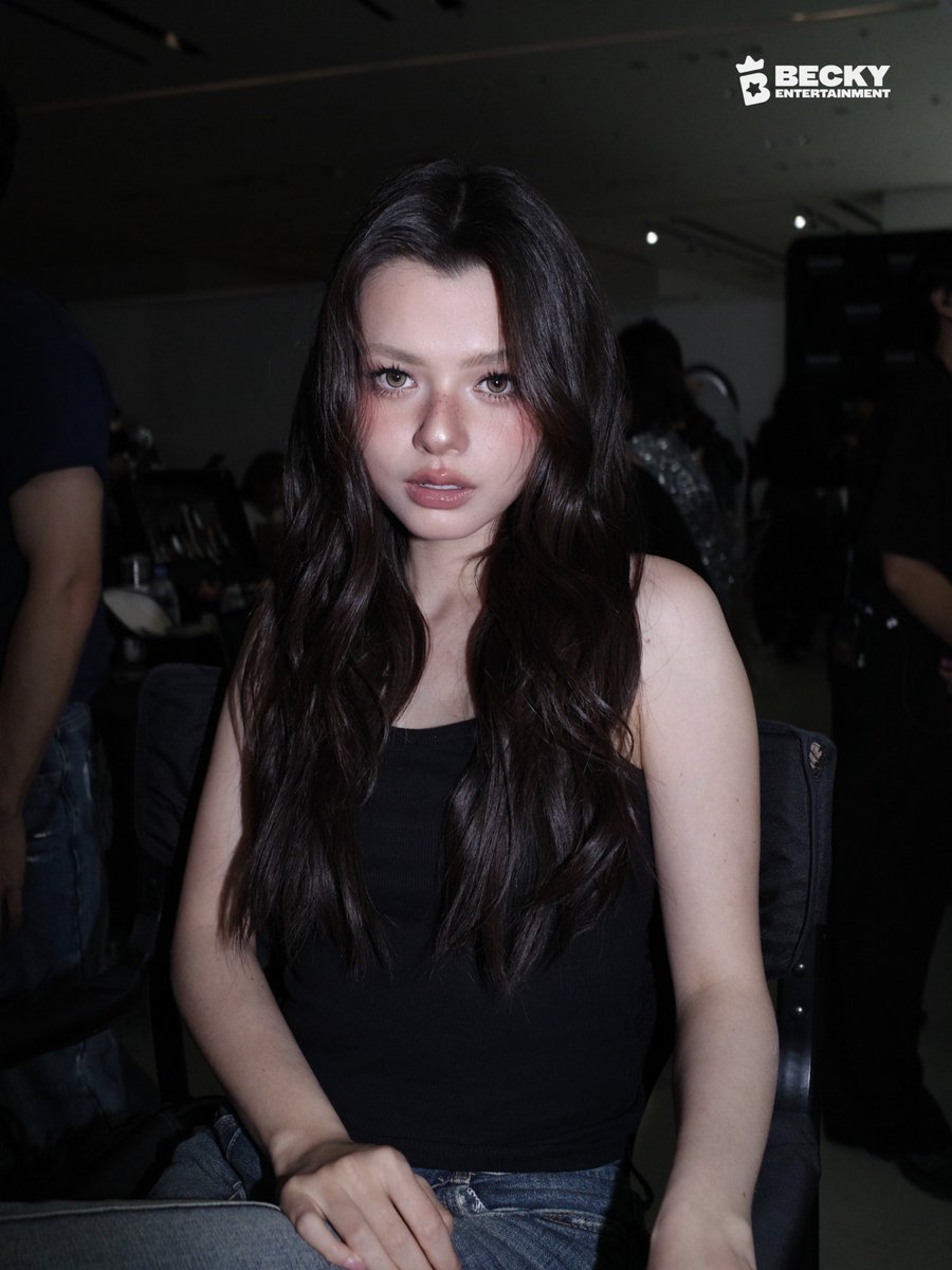 beckyentofc's tweet photo. Becky's runway pregame. 🖤

REBECCA WALKS WACAY EFW26
#BeckyxWACAYxEFW26 
#ELLEFashionWeek2026 #ICONSIAM #WacayGarden #WACAYxEFW26 https://t.co/MqnTPXN9Fs