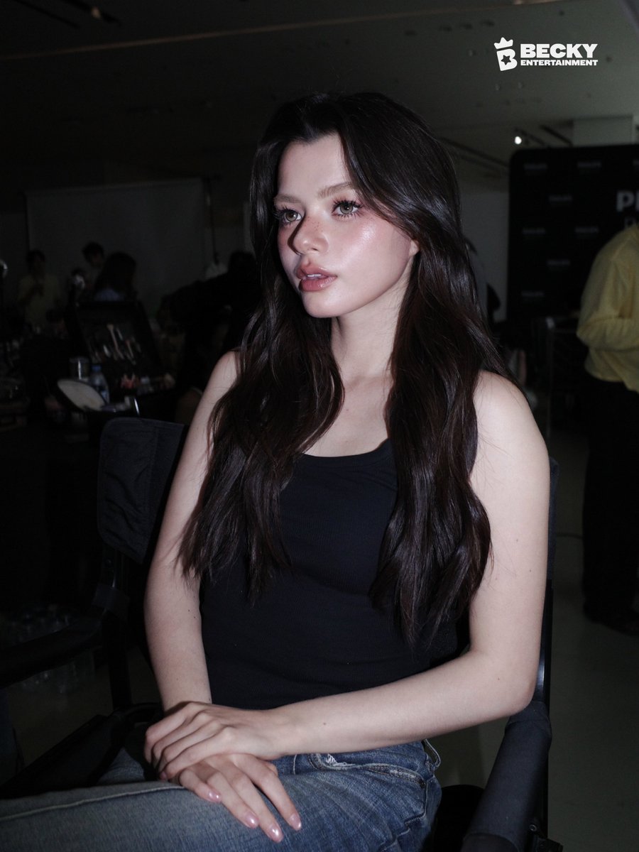 beckyentofc's tweet photo. Becky's runway pregame. 🖤

REBECCA WALKS WACAY EFW26
#BeckyxWACAYxEFW26 
#ELLEFashionWeek2026 #ICONSIAM #WacayGarden #WACAYxEFW26 https://t.co/MqnTPXN9Fs