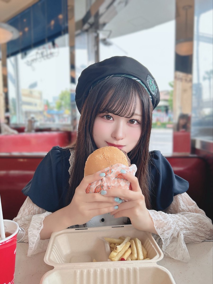 konaka_kana's tweet photo. ユニバに行きました👻🐍🍔💚 https://t.co/uN1fxwEh0w