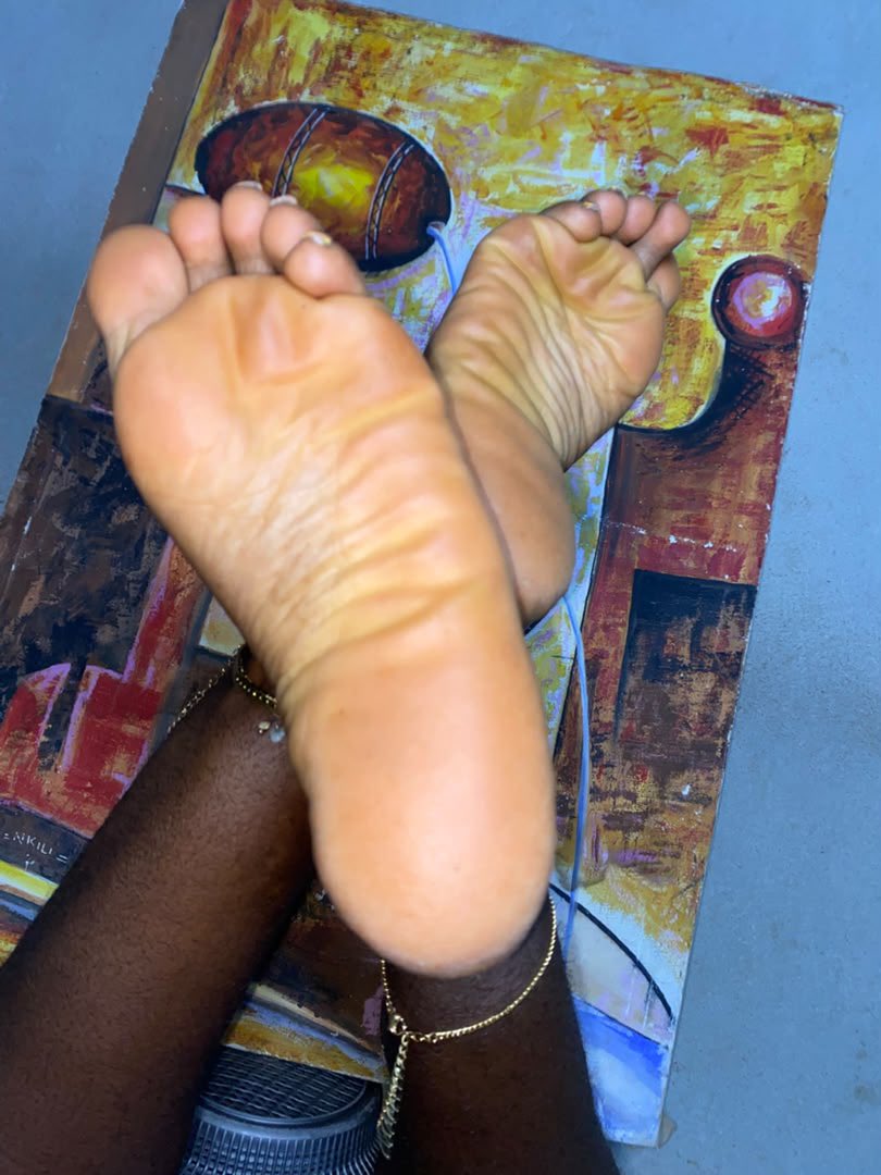 Bestsolesss's tweet photo. My soles are dry today 🏜️🌵someone to make them wet ?👀 #feetfetısh #feetworshi̇p https://t.co/cMNJiOUL3J