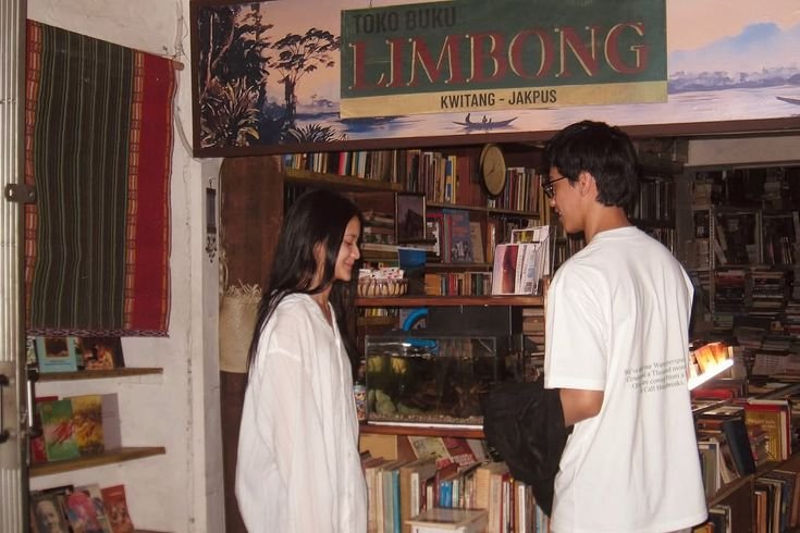 senanvdika's tweet photo. Saya akhirnya ke Kwitang lagi bersama Cinta. Mencari buku wishlist saya dan akhirnya ketemu. So fun. Saya juga memotret dia beberapa kali hehe. https://t.co/grv9Ec9OmC