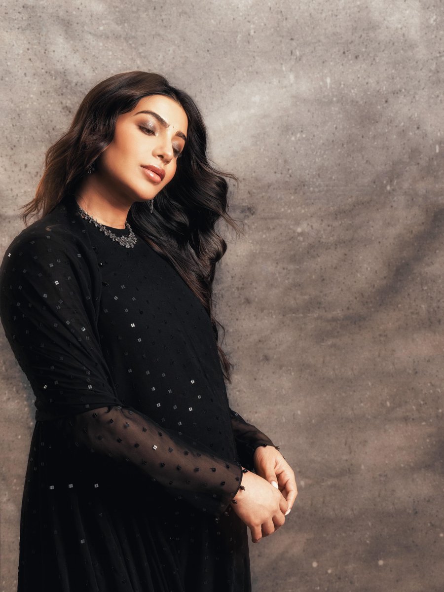 FilmyFocus's tweet photo. #SamanthaRuthPrabhu in all-black elegance, letting her quiet confidence, refined styling, and timeless charm create a statement that needs no exaggeration. 🖤✨ https://t.co/rXmF2ueDD5