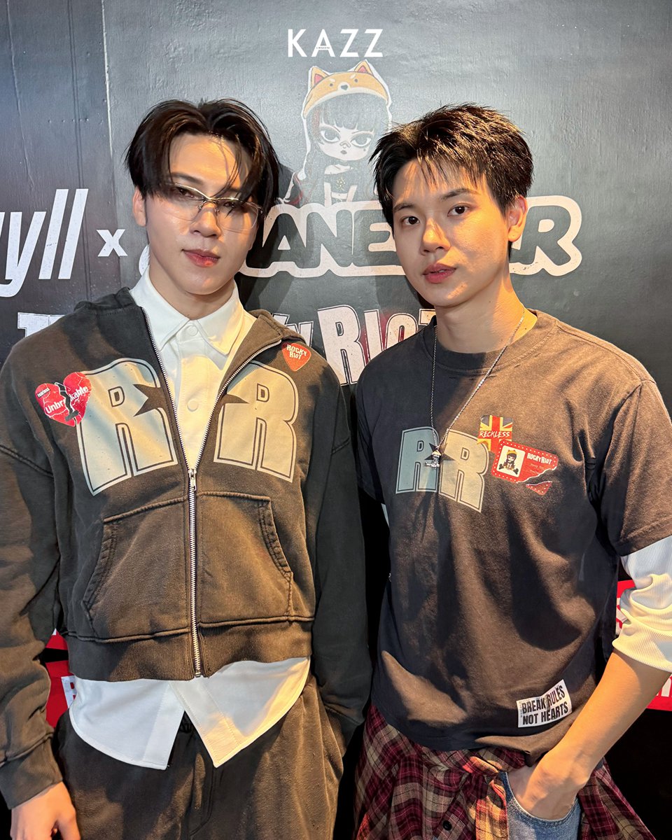 Kazzmagazine's tweet photo. สองหนุ่มหล่อ! “หยิ่น - เชน” ในงาน ANWYLL x SHANERLER “THE ROCKY RIOT” Pop Up Store @ Siam Center 🤍

YinxShane ANWYLL at SIAMCENTER
#YinxShaneTheRockyRiot
#KAZZMAGAZINE https://t.co/o5MNO5NSDM