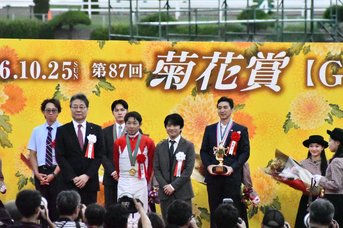 osugi_ats's tweet photo. 京都はやっぱり武豊
ロブチェンの三冠達成見たかったけどこれも競馬
久々にGⅠの指定席無くて大変だった…
次の三冠かかった菊花賞は絶対に指定席ありで見たいね https://t.co/nY9YlzMi6q