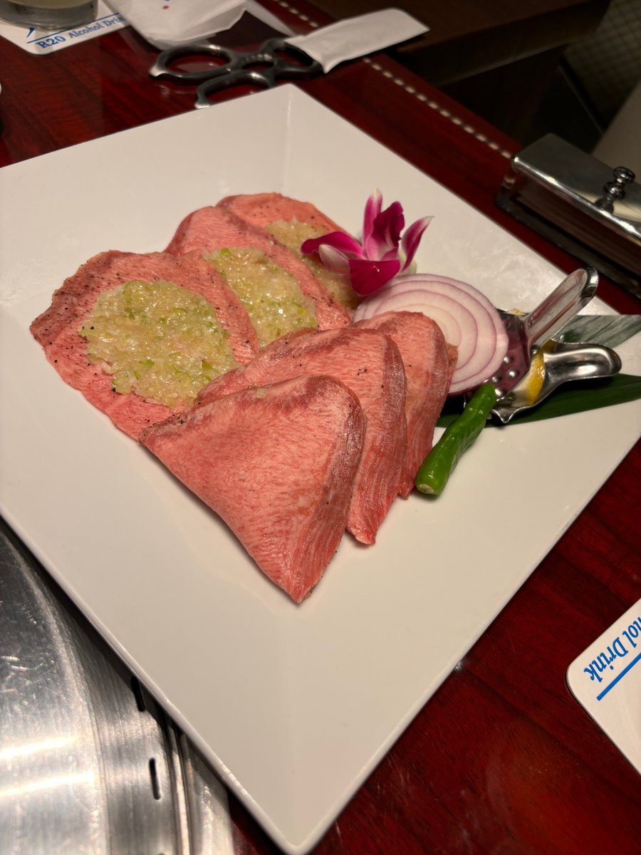 kcttl's tweet photo. あのブランドのセール、行きたいけどお金ないから窓ショッピング https://t.co/4R5m4pYdFc