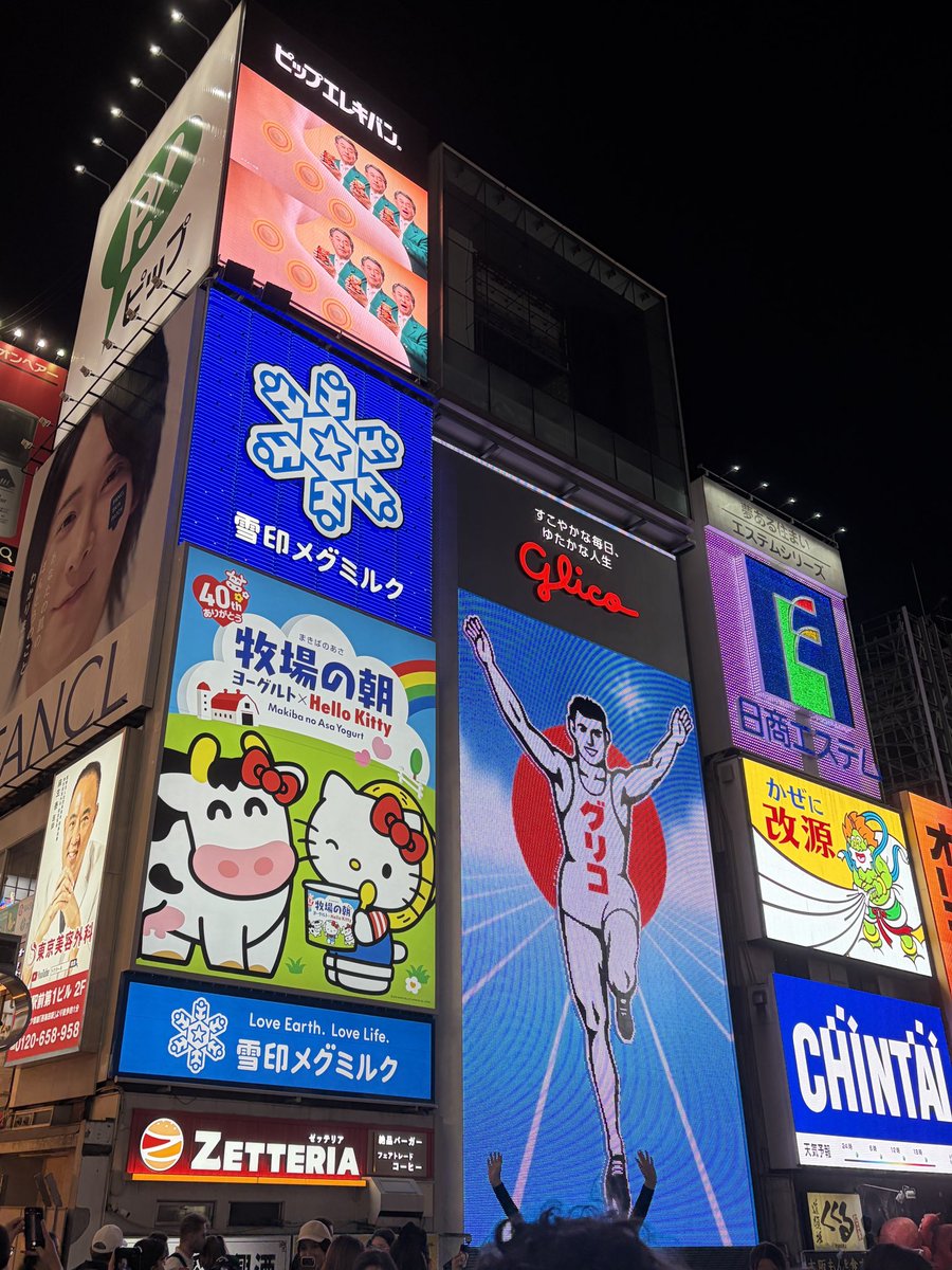 Nambo_Misato's tweet photo. ジェフのユニ着っぱなしで難波の無くなるグリコサインの写真撮ってたら外国人に声かけられて、外人も客引きするんやって思ってたら「ザンネン！ツーツー！アンビリーバボー！」って言われた。まさか外国人に追いつかれたサッカーの試合結果を煽られるなんて #ジェフサポ大阪遠征 https://t.co/kLX8fum86A