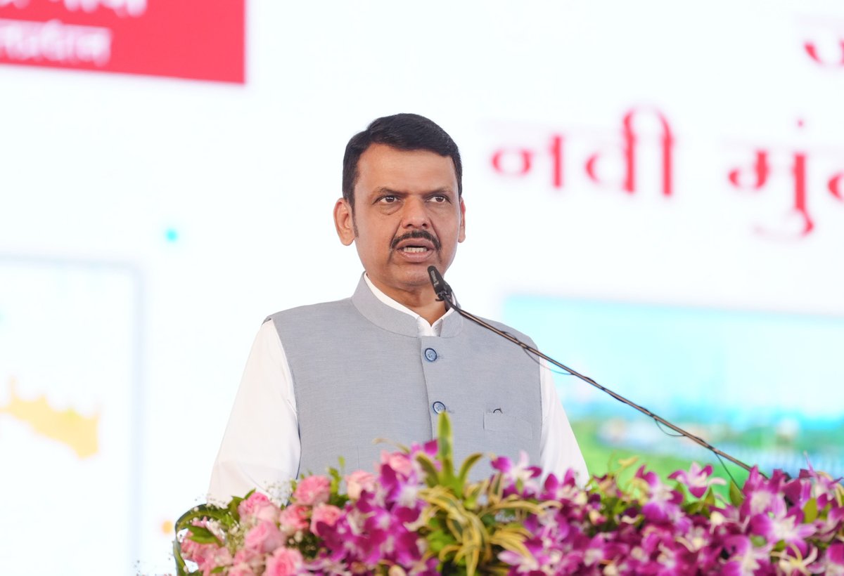 CMOMaharashtra's tweet photo. 🔸Commencement of Development Works in the NAINA (Navi Mumbai Airport Influence Notified Area) Region and Distribution of Property Cards to Landholders, along with the Inauguration of Significant Connectivity Projects in Navi Mumbai at the hands of CM Devendra Fadnavis.

Various Development Projects :
✅ Bhoomipujan of various infrastructure project works in NAΙΝΑ TPS
✅ Inauguration of significant connectivity projects surrounding the airport: SBR-9 (Stilt Bridge), BR-4 and BR-5
✅ Inauguration of Uran Bypass Bridge

DCM Eknath Shinde, DCM Sunetra Ajit Pawar, Minister Bharat Gogawale, MP Sunil Tatkare, MP Shrirang Appa Barne, members of the state legislature and other dignitaries were present.

🔸मुख्यमंत्री देवेंद्र फडणवीस यांच्या हस्ते नैना (नवी मुंबई विमानतळ प्रभाव अधिसूचित क्षेत्र) परिसरातील विकासकामांचा शुभारंभ व जमिनधारकांना मालमत्ता पत्रक वितरण तथा नवी मुंबईतील महत्त्वपूर्ण कनेक्टिव्हिटी प्रकल्पांचे लोकार्पण.

विविध विकासप्रकल्प -
✅ नैना टीपीएसमधील विविध पायाभूत प्रकल्प कामांचे भूमिपूजन
✅ नवी मुंबई आंतरराष्ट्रीय विमानतळ परिसरातील सुलभ कनेक्टिव्हिटीसाठी SBR 9 (Stilt Bridge), BR 4 व BR 5 पुलांचे लोकार्पण
✅ उरण बाह्य वळण पुलाचे (Uran Bypass) लोकार्पण

यावेळी उपमुख्यमंत्री एकनाथ शिंदे, उपमुख्यमंत्री सुनेत्रा अजित पवार, मंत्री भरत गोगावले, खासदार सुनील तटकरे, खासदार श्रीरंग आप्पा बारणे, इतर आमदार व मान्यवर उपस्थित होते.

🔸मुख्यमंत्री देवेंद्र फडणवीस इनके करकमलों से नैना (नवी मुंबई एअरपोर्ट इन्फ्लुएन्स नोटिफाइड एरिया) क्षेत्र में विकास कार्यों का शुभारंभ एवं भूमि धारकों को संपत्ति पत्रों का वितरण और नवी मुंबई में महत्वपूर्ण कनेक्टिविटी परियोजनाओं का लोकार्पण।

विभिन्न विकास परियोजनाएँ -
✅ नैना टीपीएस में विभिन्न बुनियादी ढाँचा परियोजनाओं का भूमिपूजन
✅ नवी मुंबई अंतरराष्ट्रीय हवाई अड्डे के आसपास बेहतर कनेक्टिविटी के लिए SBR 9 (Stilt Bridge), BR 4 एवं BR 5 पुलों का लोकार्पण
✅ उरण बाहरी बायपास पूल (Uran Bypass) का लोकार्पण

इस अवसर पर उप मुख्यमंत्री एकनाथ शिंदे, उप मुख्यमंत्री सुनेत्रा अजित पवार, मंत्री भरत गोगावले, सांसद सुनील तटकरे, सांसद श्रीरंग आप्पा बारणे, विधायकगण एवं अन्य मान्यवर उपस्थित थे।

🕦 11.40am | 25-10-2026📍Panvel, Raigad | स. ११.४० वा. | २५-१०-२०२६📍पनवेल, रायगड.

@Dev_Fadnavis @mieknathshinde @SunetraA_Pawar @ibharatgogawale @SunilTatkare @MPShrirangBarne @niranjandtweets @ivikrantpatil @MLC_DBMhatre @ATatkare @ithakurprashant @mlamaheshbaldi @MahendraD8100 @iNitinPatil 
#Maharashtra #DevendraFadnavis #NAINAProject #Development