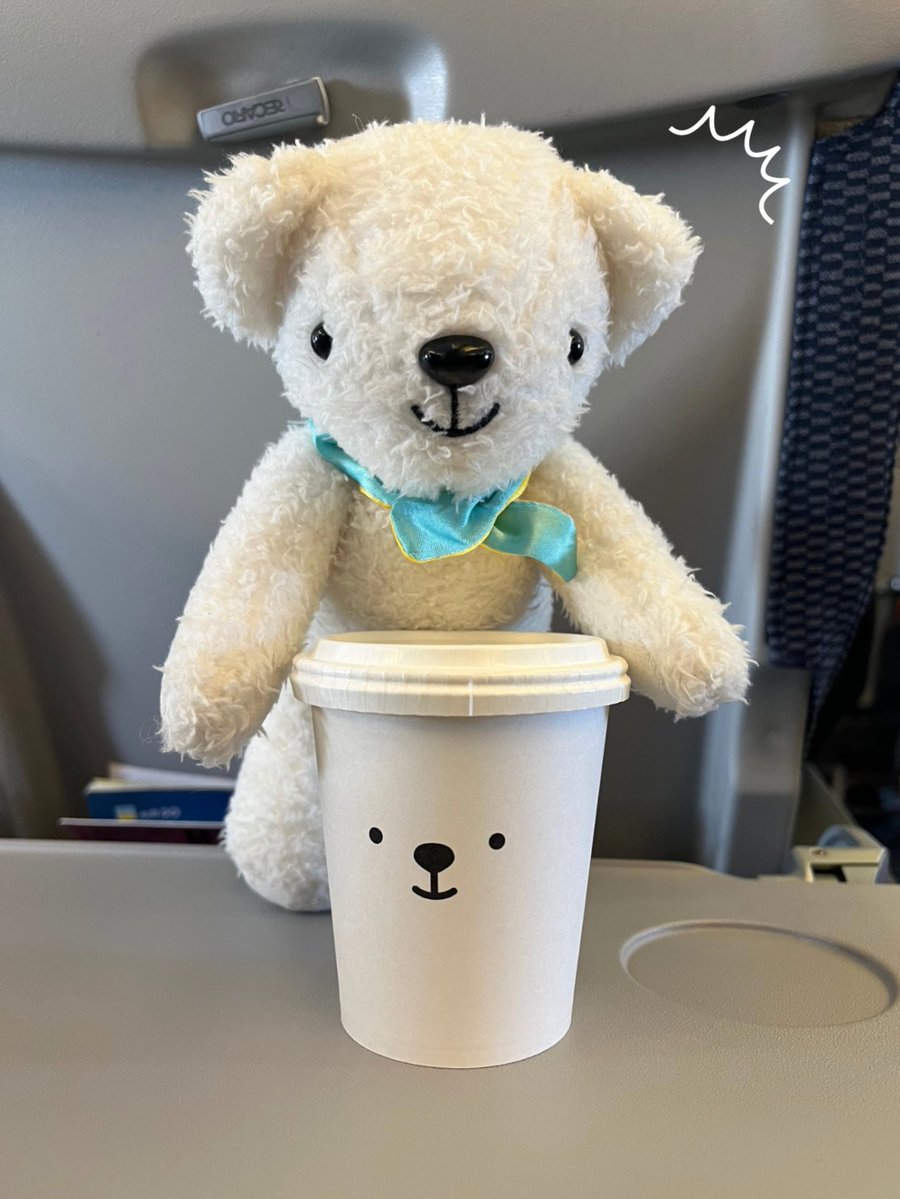 airdo_hokkaido's tweet photo. ベア・ドゥさ～～ん、中の人のスープをこっそり飲もうとしてるのバレてますよ～～！( ≖ᴥ≖) https://t.co/id8rcu9xSv