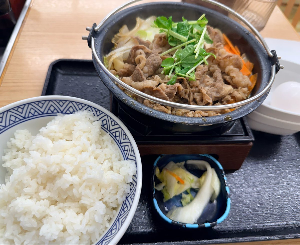 greenlemon118's tweet photo. 吉牛の牛すき鍋、一人ですき焼きを食べたい時の最適解すぎ 大好き https://t.co/zpoSGUM9He