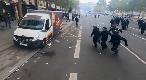 moeruasia01's tweet photo. 「いけー！！」フランス暴動、警察官・憲兵 約70,000人配備

デモ終盤、マスク姿のグループと機動隊が衝突　警察が催涙ガス・放水・突入で対応、約1,000人逮捕

最初からこれぐらいやればよかったのでは（ ´_ゝ`） https://t.co/rsYIFyZrkO