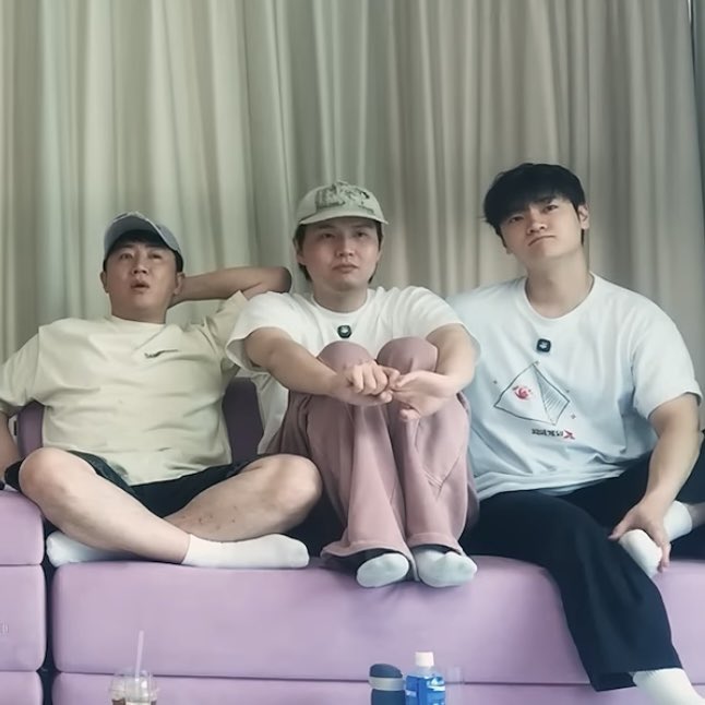 jhxit79's tweet photo. 아 덩치도젤큰애가 이렇게쪼그라들어서가운데껴잇는거너무웃기네 https://t.co/yPJyQRrUe0