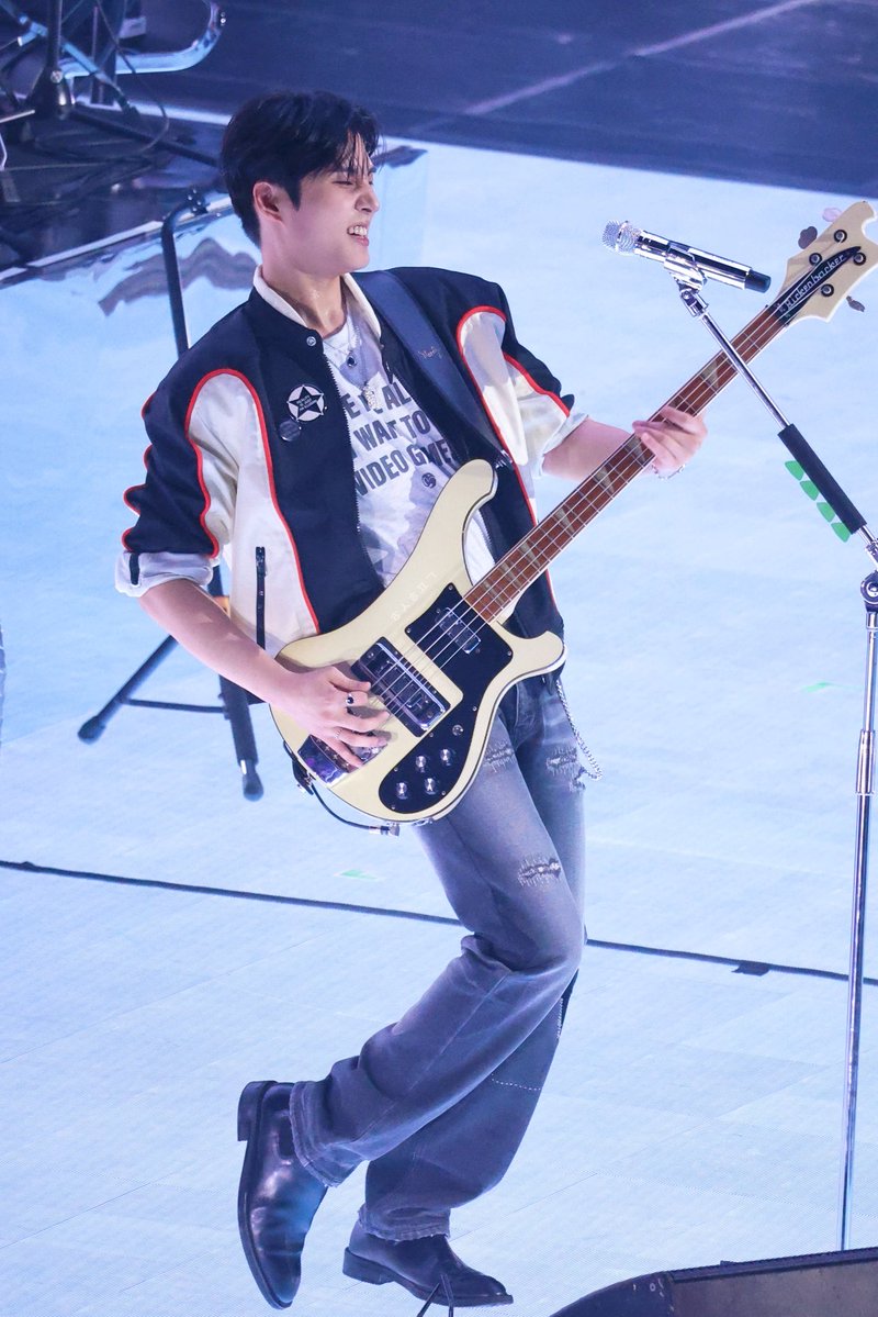 mrsjungchanwoo's tweet photo. all rounder YoungK

band mode                          idol mode https://t.co/gZZTEslYYZ