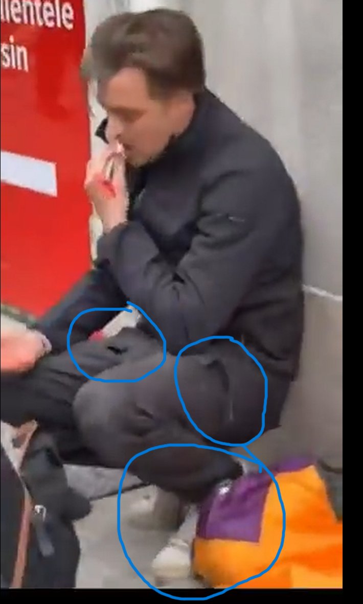 teclin3r's tweet photo. @r4ynn_ pantalon avec poches qui ressortent sur le coté, chaussures, cheveux,il fait la meme taille on voit qu'il est assez grand meme accroupi tout match il a juste enlevé son gilet https://t.co/EA7jfNavJv