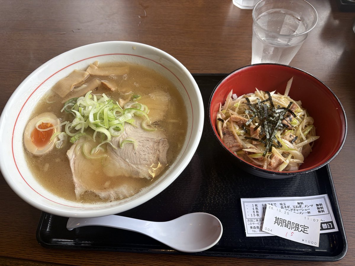 4maximume's tweet photo. 今日は朝市の帰りに夢幻さんでいただきました

期間限定の豚らぁめんと期間限定丼を注文

豚らぁめんはスープが麺に絡んで美味しかった😁
また、期間限定丼はチャーシューとネギが乗った丼物
ご飯に油が絡んでて、そちらも美味しかった😋
また食べに行きます👍
#麺屋夢幻 https://t.co/YZPJWMgPMg