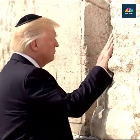 Cbi_84001's tweet photo. @waysandmeans71 @nhaydenhonda69 @ZelenskyyUa @betobe14999808 Imagine thinking it's russias ass Trump is kissing 

You people are mind-boggling you stupid. https://t.co/lBIvISlKxb