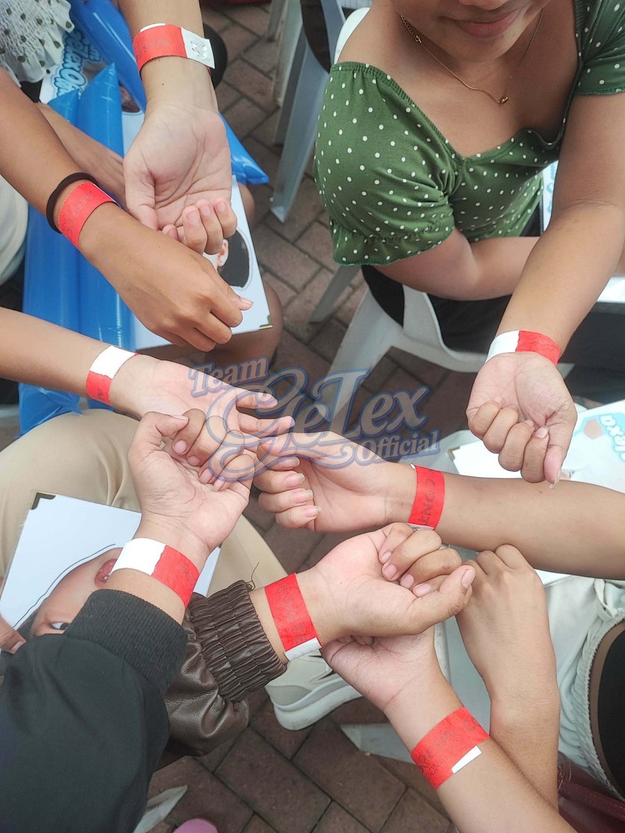 TeamGeLexOFC_'s tweet photo. Team Live? Present!

We had the sintras ready, but apparently, the scissors didn't get the memo. HAHAHA! The intention was to bring cutouts, but the sintras had other plans. Alexa, you might be receiving some unexpected recognition today!

You're officially certified as our forever favorite, Alexa! 

ALEXA DUMAGUETEs PINANGGA