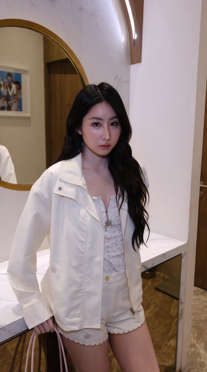 yoko_management's tweet photo. Soft, sweet, and effortlessly charming. Yoko makes looking like a dream seem so easy.

APASRA WACAY EFW26
#YokoatEFW26ICONSIAM https://t.co/P7lzwSsCnJ