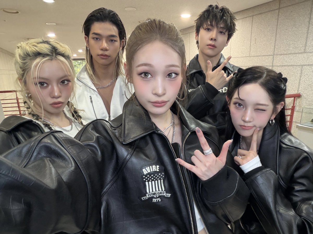 ALLDAY_PROJECT's tweet photo. [📸] 261025 #TO_DAY

SBS 인기가요 🔚🎤

#ALLDAYPROJECT #ADP #올데이프로젝트
#CRASH
#THEBLACKLABEL #더블랙레이블 https://t.co/CIzSRKbqsH