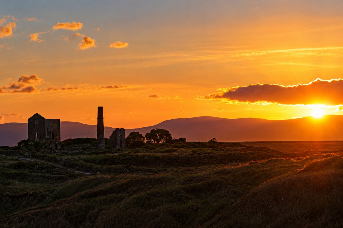 patrickkenealy's tweet photo. Sunset on the Copper Coast, Co Waterford. @AimsirTG4 @ancienteastIRL @barrabest @deric_tv @DiscoverIreland @discoverirl @Failte_Ireland @welovewaterford @VisitWaterford @WaterfordPocket @WaterfordGrnWay @GoToIreland @GoToIrelandUS @DungarvanTIO @WaterfordCounci @Waterfordcamino https://t.co/497sWj63BN