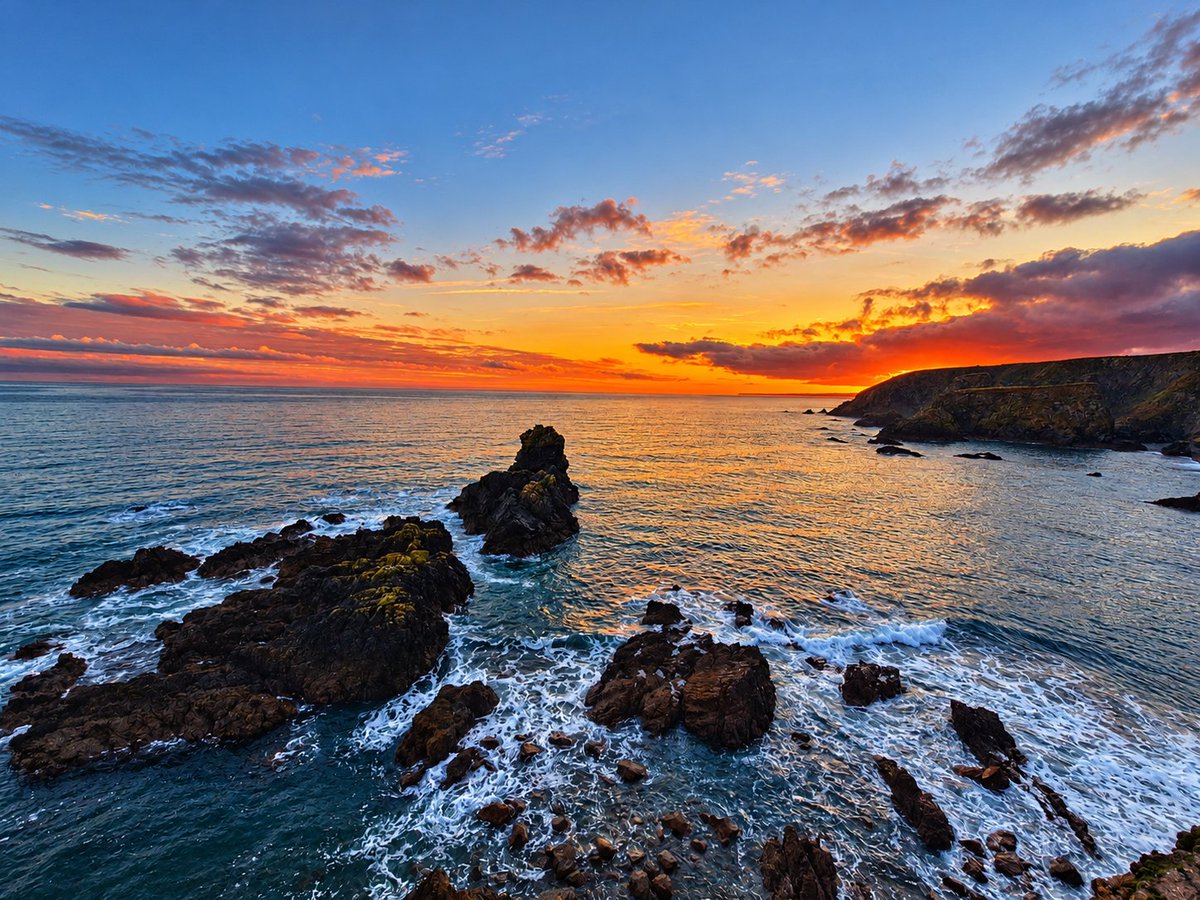 patrickkenealy's tweet photo. Sunset on the Copper Coast, Co Waterford. @AimsirTG4 @ancienteastIRL @barrabest @deric_tv @DiscoverIreland @discoverirl @Failte_Ireland @welovewaterford @VisitWaterford @WaterfordPocket @WaterfordGrnWay @GoToIreland @GoToIrelandUS @DungarvanTIO @WaterfordCounci @Waterfordcamino https://t.co/497sWj63BN