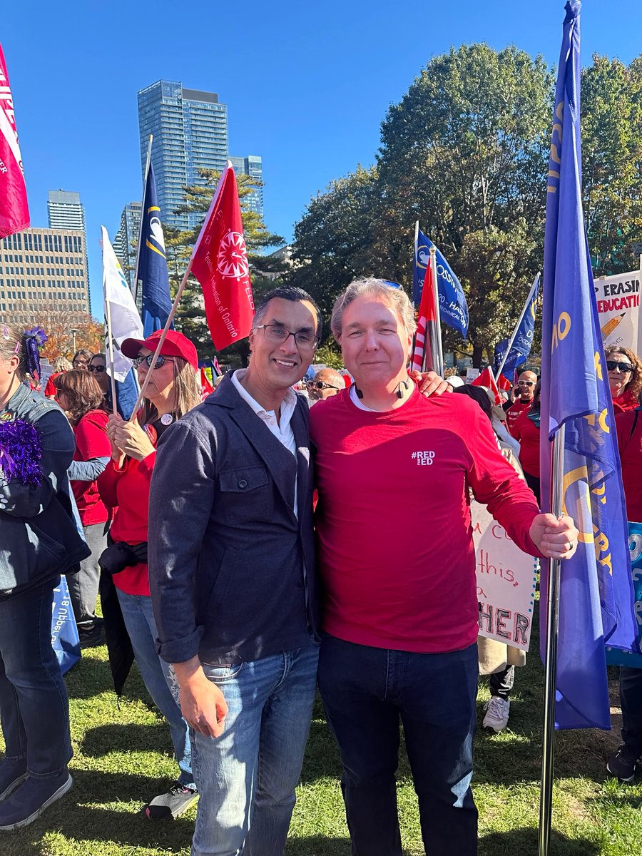 MarkOSSTF's tweet photo. Proud to be at the Rally for Education at Queen's Park this weekend. Thousands of educators, students, &amp; allies showed solidarity throughout Ontario, restore funding cut by the Conservative government &amp; better working &amp; learning conditions for educators &amp; students.
#OSSTF #onted https://t.co/hmj6Kbrix2