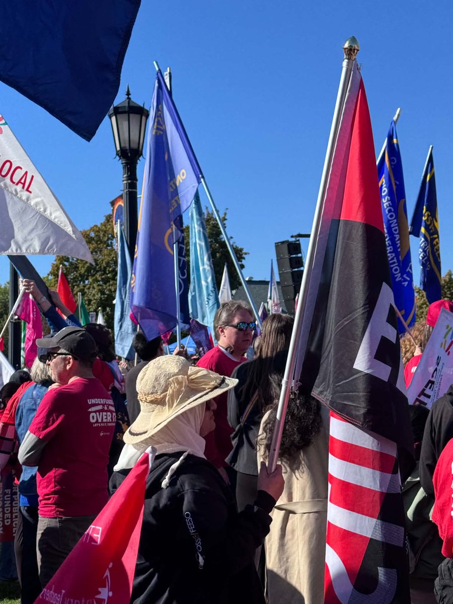 MarkOSSTF's tweet photo. Proud to be at the Rally for Education at Queen's Park this weekend. Thousands of educators, students, &amp; allies showed solidarity throughout Ontario, restore funding cut by the Conservative government &amp; better working &amp; learning conditions for educators &amp; students.
#OSSTF #onted https://t.co/hmj6Kbrix2