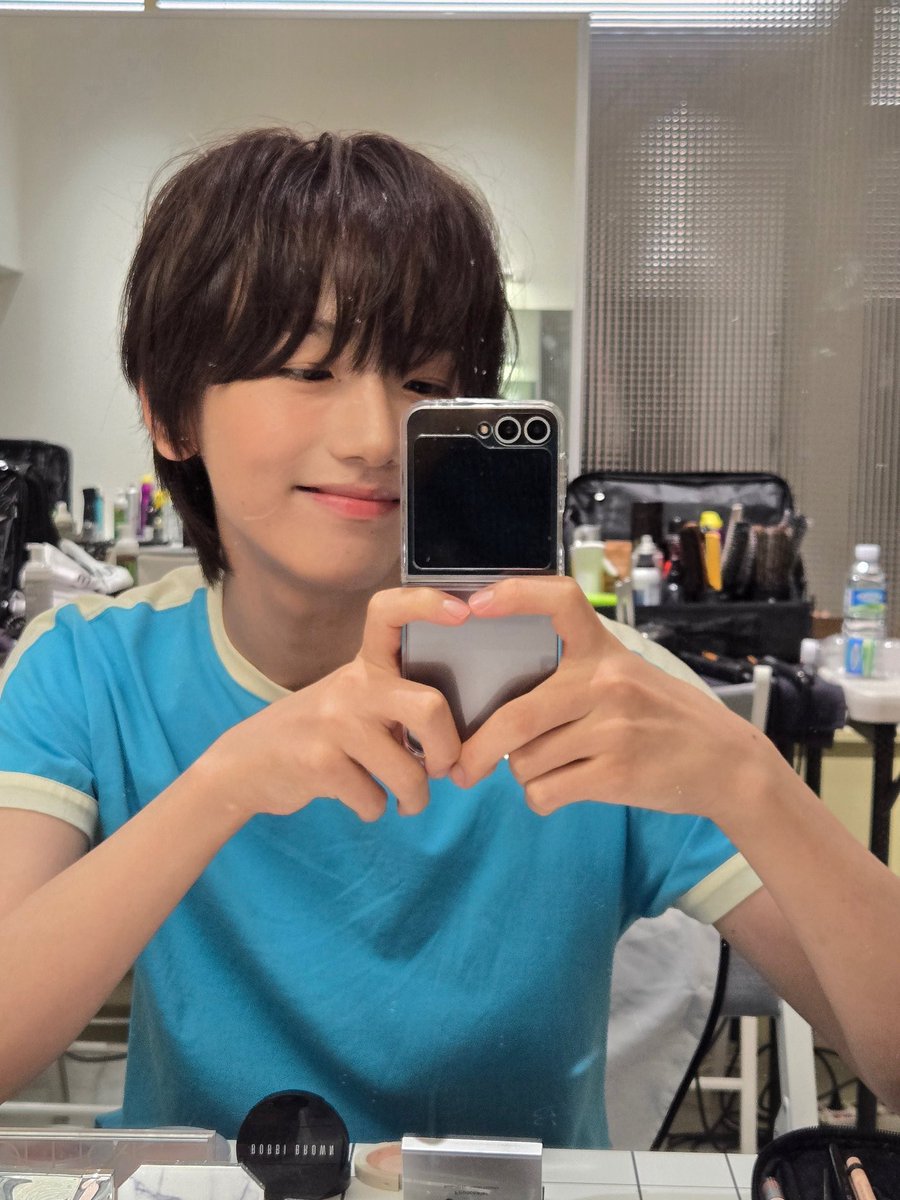 sxmilove's tweet photo. 세민이 거울 셀카 찍을 때 하트 모양으로 폰 잡던 거 아시는 분 ··· 🥹 https://t.co/Mf7Fs9BRrA