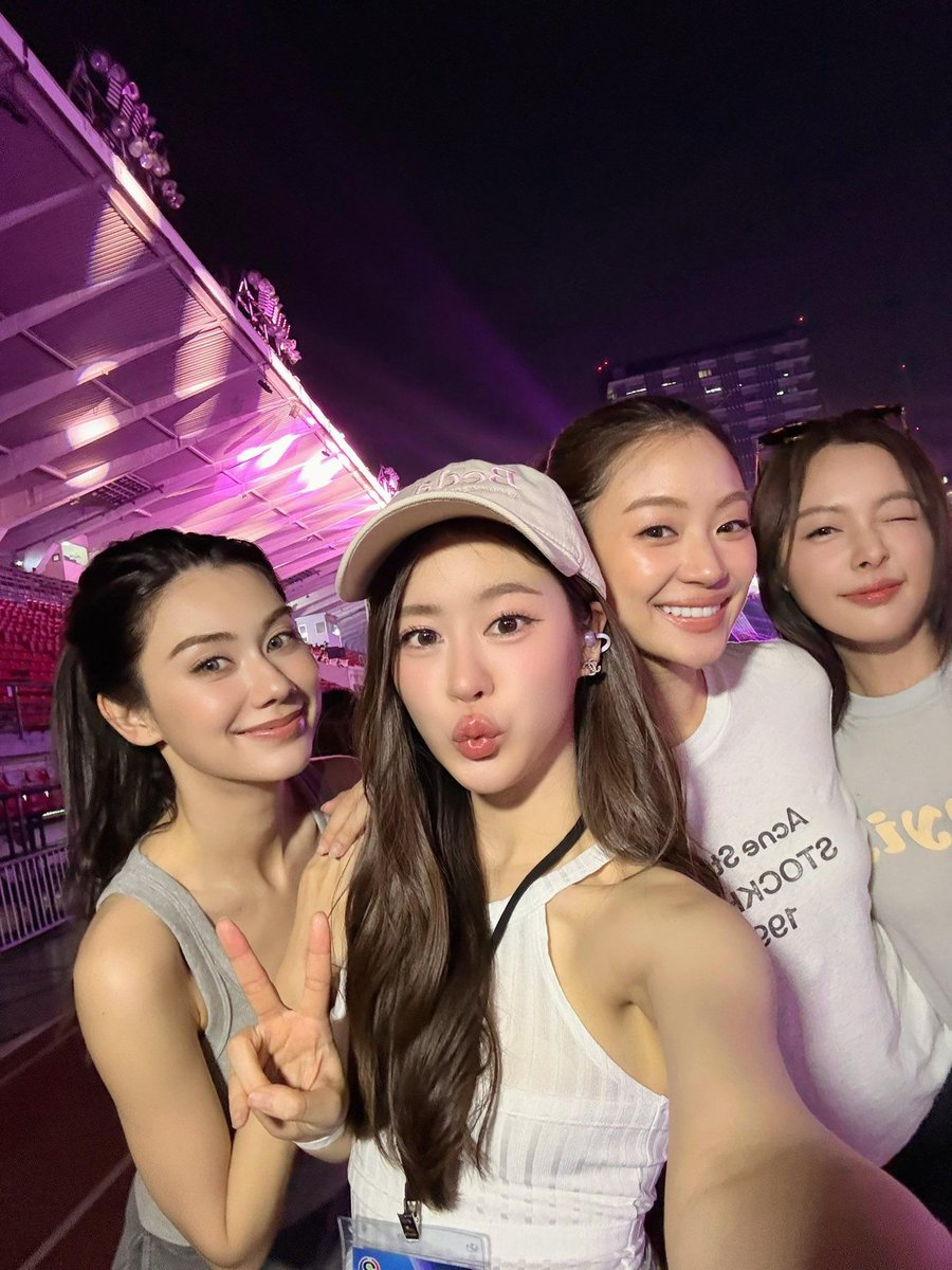 Ienamius's tweet photo. when your friend group all gorgeous https://t.co/ij9iitb4J6