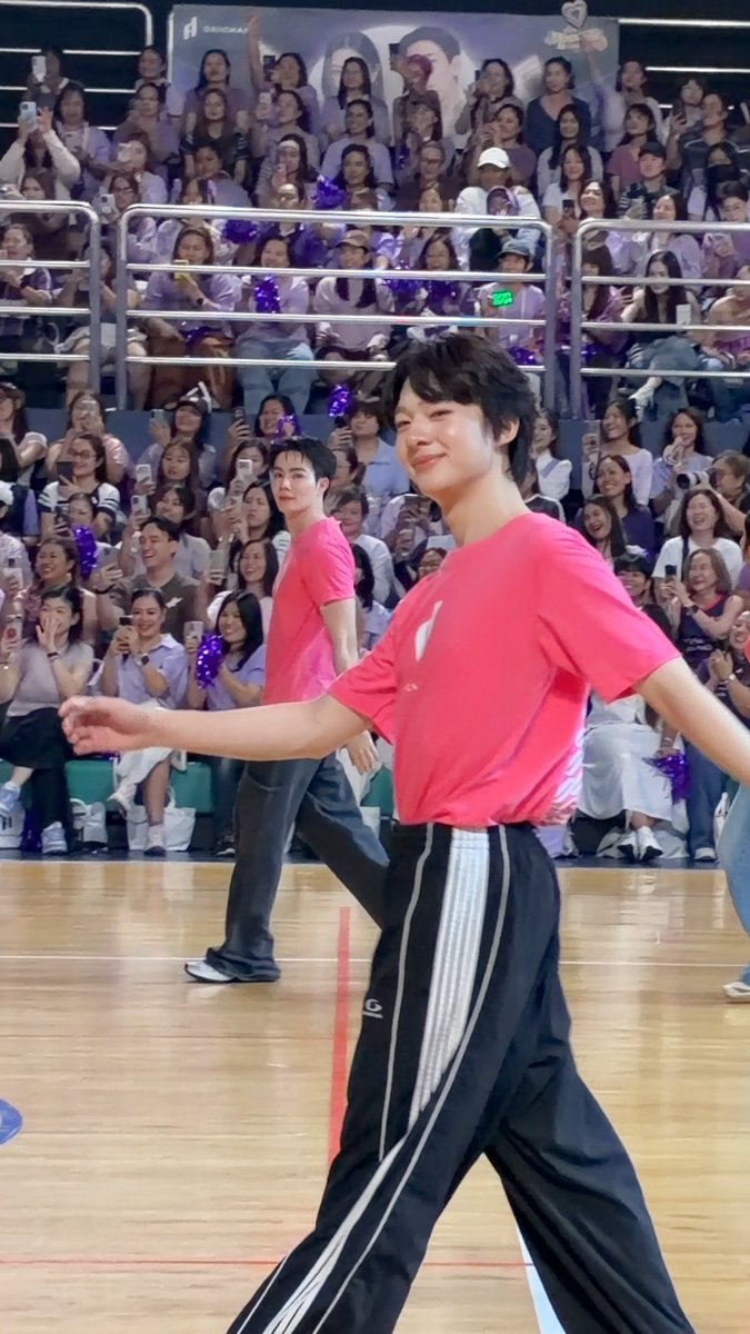 nusabays's tweet photo. ก็ว่าชีดูเดินไม่คล่อง ใส่เกงแฟนนิเองยาวลากพื้นเชียว ละก็นะ ไม่ละสายตาเรยพ่อคุณเอ้ย🙂‍↔️ https://t.co/kpCKLQHVZh