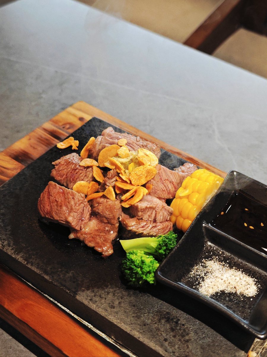 YUKIKOhna's tweet photo. 【扇】の帰り道に見つけた【鉄板】で【炒】めた【フィレ】がめっちゃ旨かった！【扇】の字も焼けちゃうくらい絶品（注：谐音关联目标字，用扇、铁板关联扇，炒对应炒，菲对应フィレ的菲）， https://t.co/0jjuFlUrOG