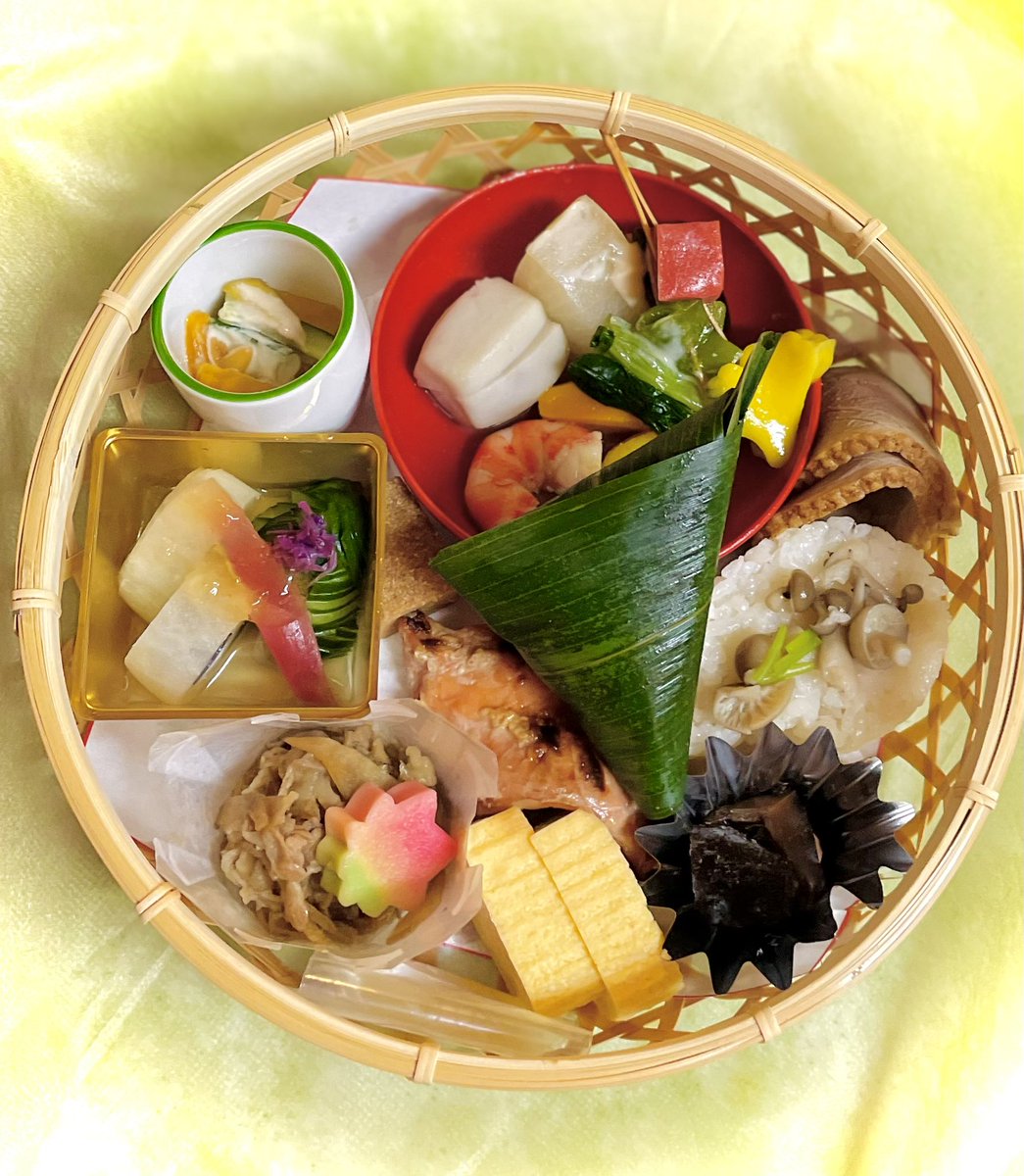 MieldOr8's tweet photo. 帰宅しました
晩御飯は #熊彦 さんのお弁当
(出演者の特権😉)

素晴らしいロケーションで演奏させていただき感謝申し上げます🎋

#観月 
#洛西竹林公園 https://t.co/qoSdmvdQHR