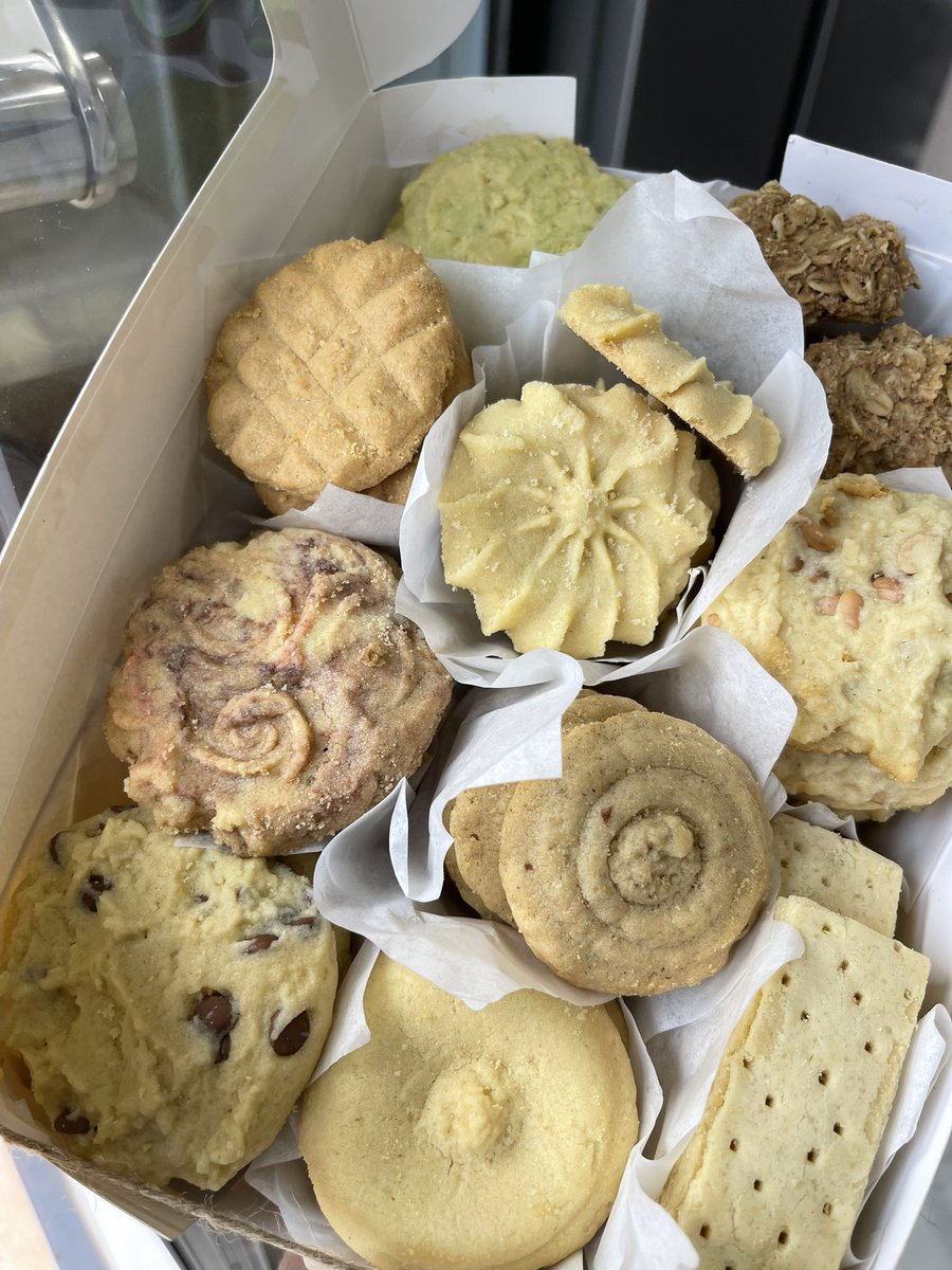 Cakes_by_Sixpee's tweet photo. Why settle for 1 when you can get 10 different varieties. I have two 50pcs variety box available 
Butter cookies 
Pistachio cookies
Muddy Choco 
Chocolate chip 
Shortbread 
Peanut butter  
Vanilla cream
Biscoff Ginger 
Lemon date crinkle 
Oatmeal cookies 
Ghc181 https://t.co/XyJ6yz6TvI