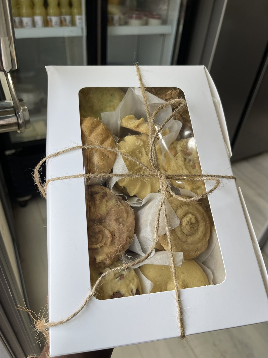 Cakes_by_Sixpee's tweet photo. Why settle for 1 when you can get 10 different varieties. I have two 50pcs variety box available 
Butter cookies 
Pistachio cookies
Muddy Choco 
Chocolate chip 
Shortbread 
Peanut butter  
Vanilla cream
Biscoff Ginger 
Lemon date crinkle 
Oatmeal cookies 
Ghc181 https://t.co/XyJ6yz6TvI
