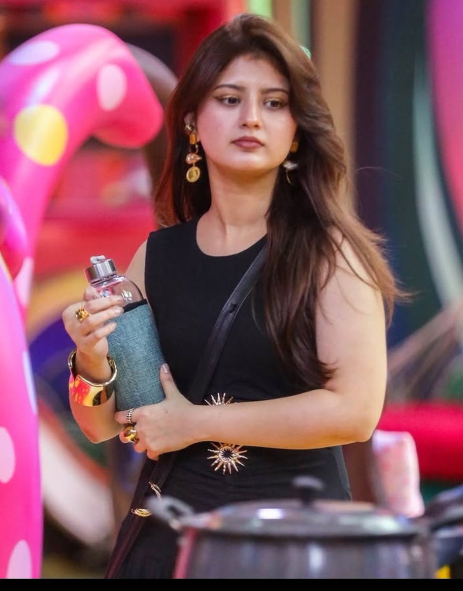 Arishfians's tweet photo. Bay Sidelining Her Makers Are Destroying This Season 🙄

Only This Diva Making this season  interesting Otherwise everyone in the house come here for vacation. 

One more flop season loading.!
If The Continue White washing &amp;Favouring 
#ArishfaKhan #BiggBoss20 https://t.co/QjiLtCu6Ln