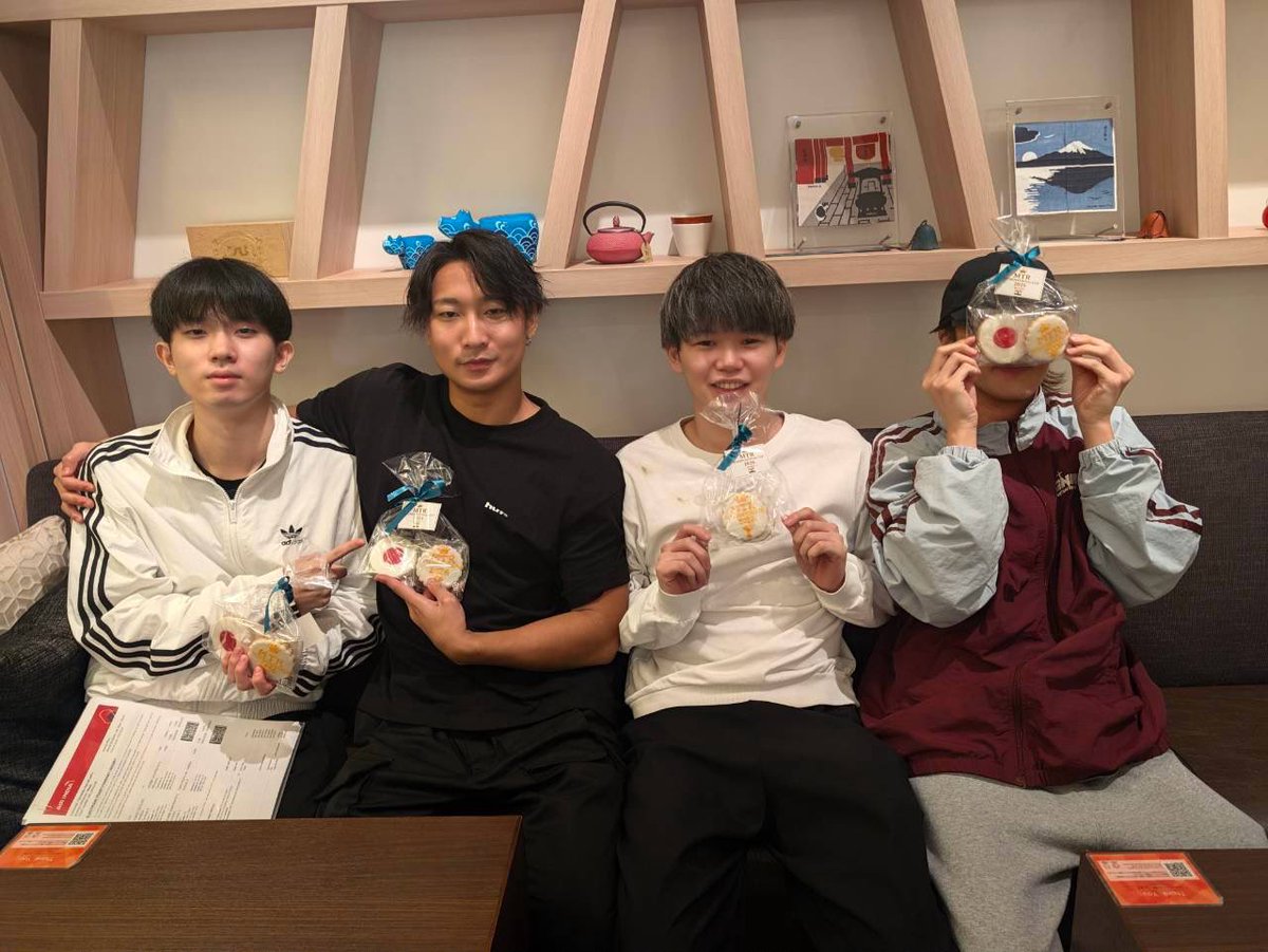 PINExAIM's tweet photo. みんなで集まってます‼︎
焼肉も食べてスタミナ付けたんで大会頑張るぞー✊
ちょこさんがくれたアイシングクッキー🍪
#MTRWIN #BMIC2026 https://t.co/huGi9zbAla