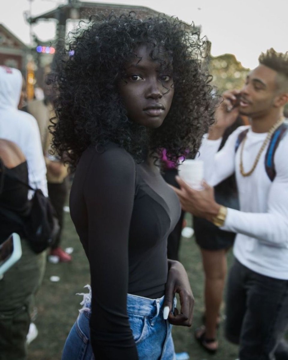 itsloveculture's tweet photo. Aos 19 anos, Anok Yai era estudante quando uma foto tirada por acaso em uma festa universitária mudou sua vida. Em poucas horas, agências de modelos queriam contratá-la. https://t.co/aGvltsUSzP