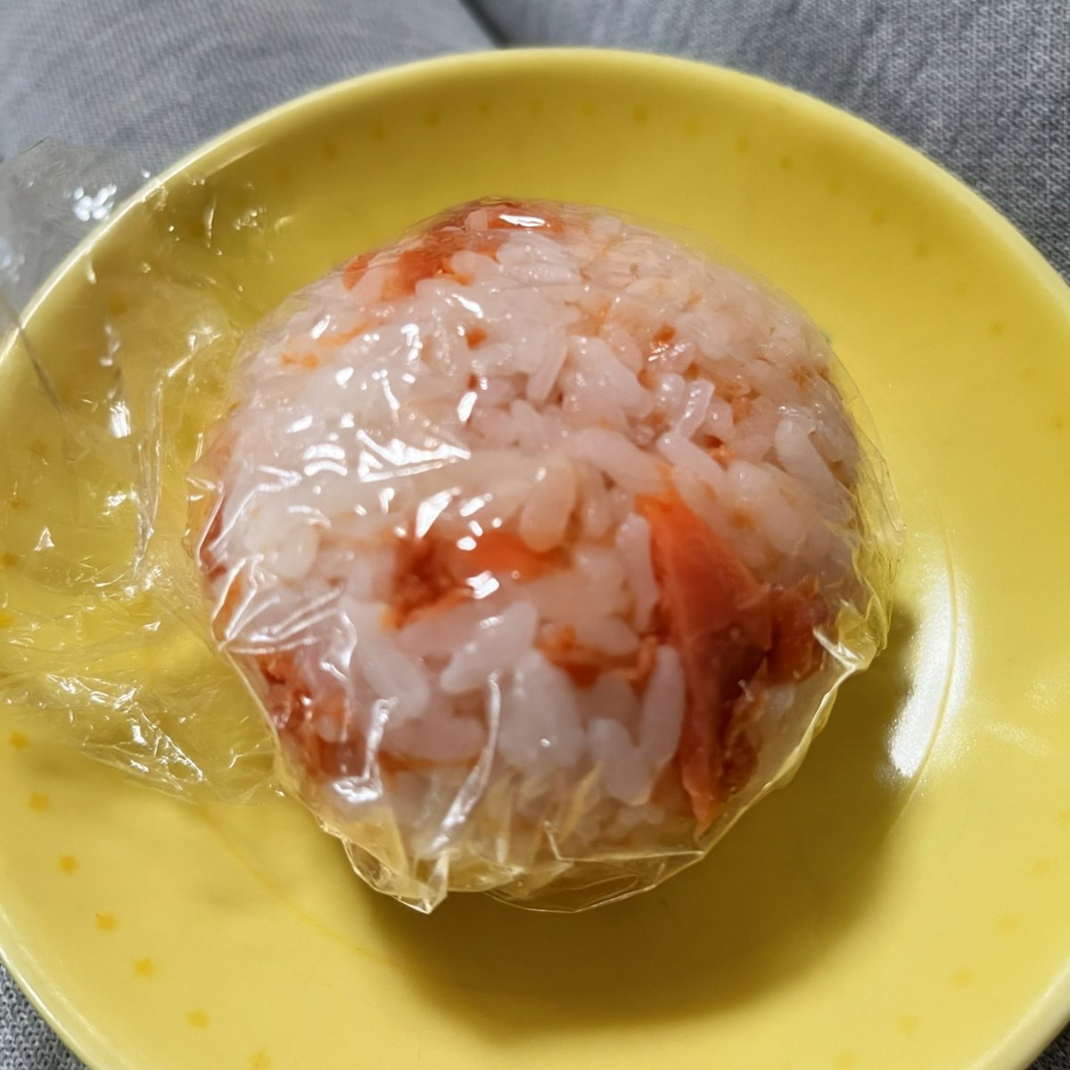 syakochang's tweet photo. しゃもじから口に入れちゃいそうな、ほんのちょっぴりのご飯もおにぎりにして画像稼ぐ😆
おかげでちょっと生活が丁寧になってるかも！
#OnigiriAction https://t.co/sJF1sJzwKO