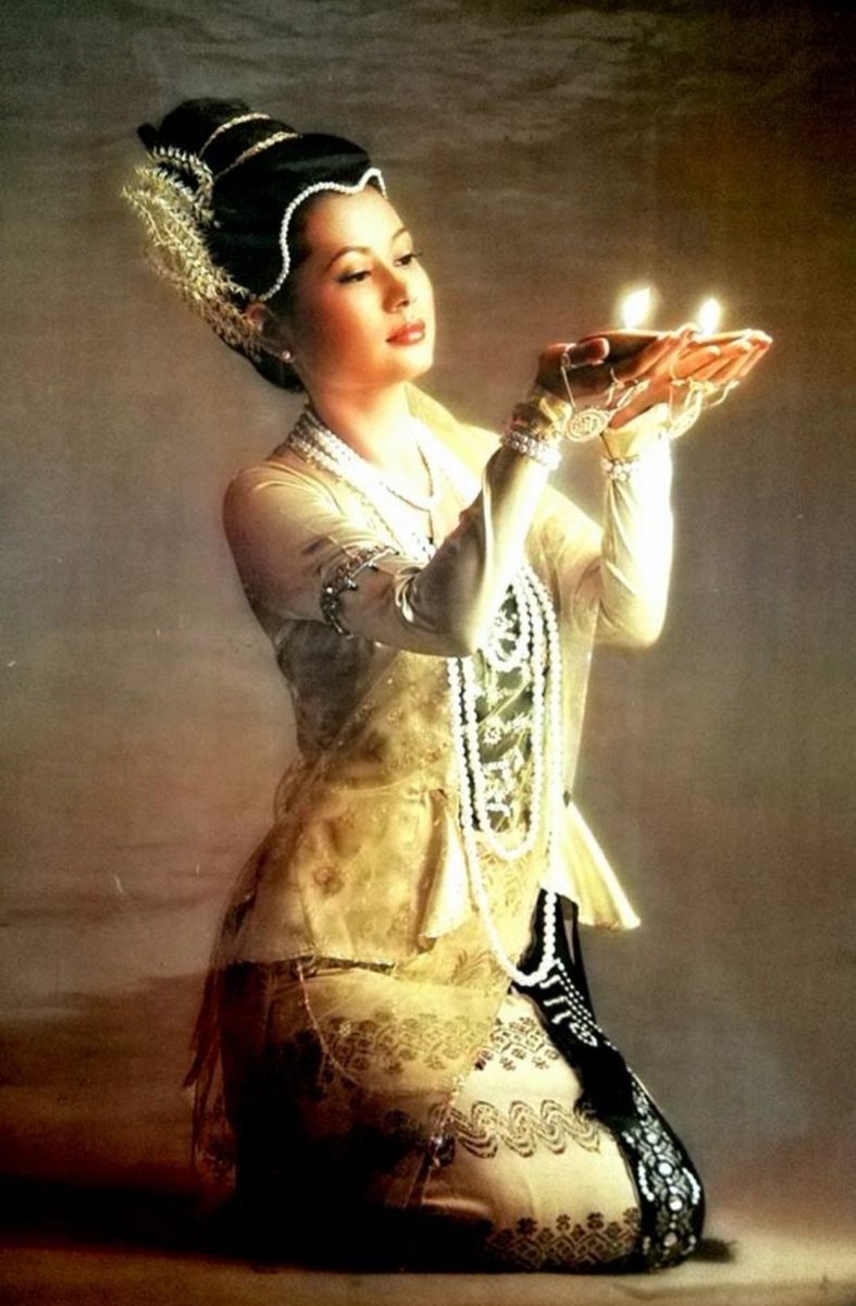 SweThazin14893's tweet photo. ဇွန်ပန်းရုံအနီးလှည်းဘီးနွံထဲကျွံနေသည်ကူ၍တွန်းပေးကြပါလေးလွန်း၍မတွန်းနိုင်ဘူးလား ပြိုင်တူတွန်းလျှင်ရွေ့နိုင်ပါသည် ဆိုသလို အခုလည်း trending ကို ဝိုင်းကူကြရင် Credit ပြန်ရမှာပါ

CULTURAL HERITAGE RECOGNITION 

#RecognizeMyanmarCulturalHeritage 
#CulturalCreditMatters 
#ScarletHeartTh https://t.co/clKxThNYnH