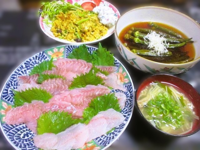 jorn0412's tweet photo. こんばんは🥰
今週もよろしくお願いします🤗

地魚のお刺身盛り合わせ🐟
メジナ
黒むつ
赤ハタ

まぐろとかより地魚が大好きで
角上に行くと対面売り場に直行です～😁

オクラの揚げ出し💚

チョーカーと魔女っこハット🎃🧙‍♀️🧡
🔽
https://t.co/11eCeX0AbO https://t.co/zdKQwBEaB0