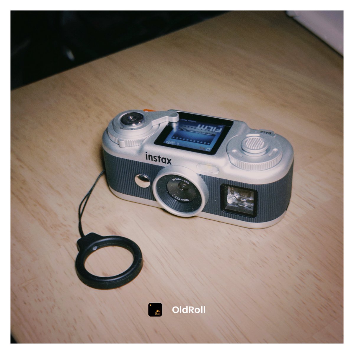 miyatanodouga's tweet photo. Instax Pal2は付属のよく分からん長さのストラップよりこういうフィンガーストラップの方が良いと思って変えました。
首からかけるのも会話のきっかけになりそうで良いかなと思ったけどポケットにぶち込んどくこのスタイルが良いかなと😃
#FUJIFILM
#InstaxPal2 https://t.co/66VT61u1pS