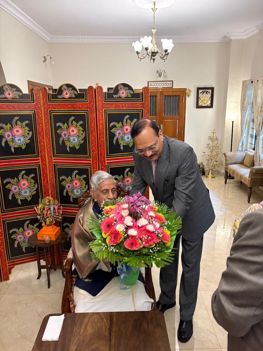 barandbench's tweet photo. Chief Justice of India Surya Kant meets former Chief Justice of India Justice M N Venkatachaliah to extend greetings on his 97th birthday #SupremeCourt https://t.co/KGWArRmuYJ
