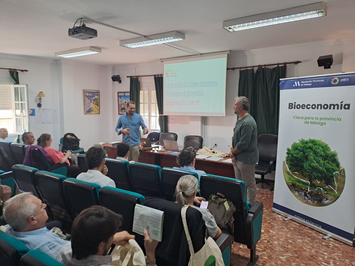 lanoria_mlg's tweet photo. 🌱🪵⛰️La @diputacionmlg junto con el Ayuntamiento de @cortesdelafron han celebrado el 2º de los talleres comarcales de #BioActionSocial.

🎯Transformar restos de biomasa de la Serranía de Ronda y Alto Genal en bioproductos innovadores con  valor.

🔗 https://t.co/j1S0gTp27O https://t.co/W0paxwN7k1