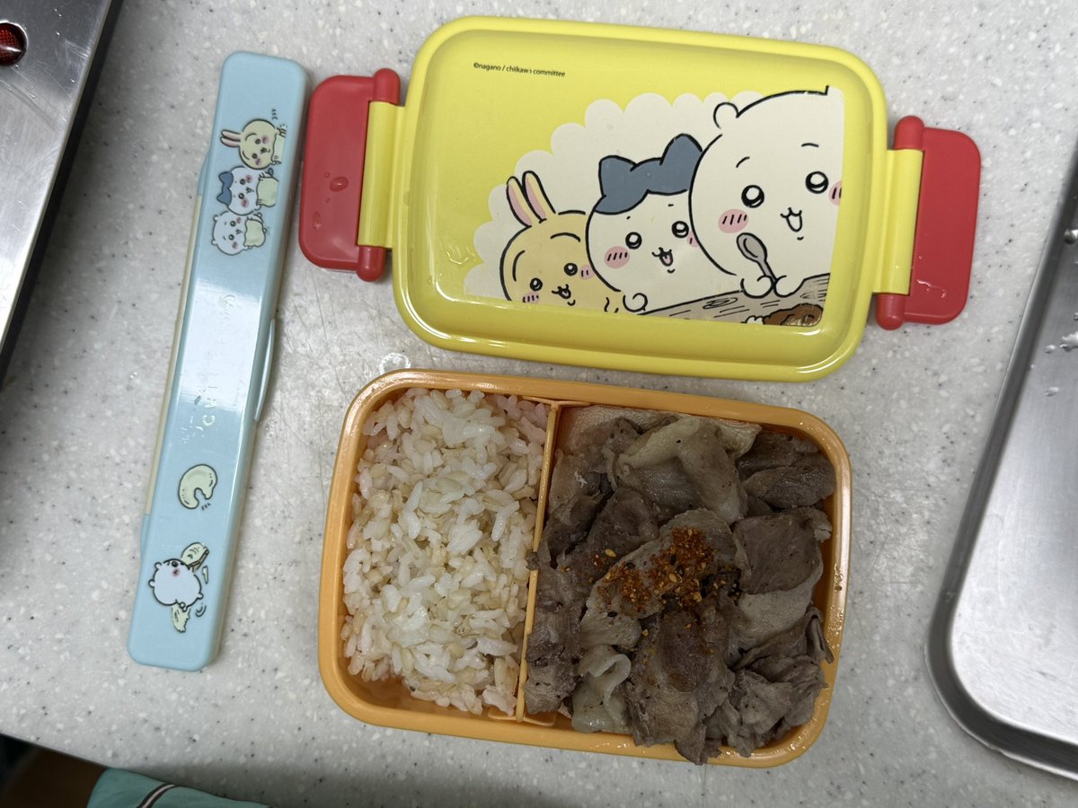 kyokochoi_'s tweet photo. 관리 루틴(?)

• 아침 - 그릭요거트 or 사과땅버 or 빵
• 점심 - 도시락: 현미밥 120그람? 닭가슴살이나 고기 많이든 반찬 + 채소반찬 
• 저녁 - 개많이 먹거나 아예 안먹음

타이트하게 하는건 없고 
야식 안먹기 액상과당 안먹기 먹게돼도 몇입만... 
한끼 적게 먹고 야금야금 자주 먹기
정도에용 https://t.co/zkDe5gEn2g