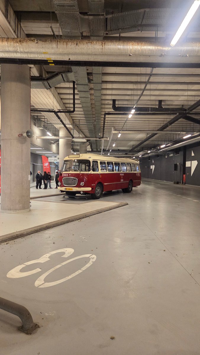 walasek_mateusz's tweet photo. Dziś można było zwiedzić zajezdnię autobusową 🚌przy ul. Nowe Sady z okazji 50 lat od jej otwarcia. Było zwiedzanie i wystawa zabytkowego taboru, a na niej: Jelcze 272, PR110, M11, 120M, Vero Ikarus 280, Mercedes O405N, Solaris Urbino 12 I generacja. #autobusy #MPK https://t.co/1eky4Xmgt5