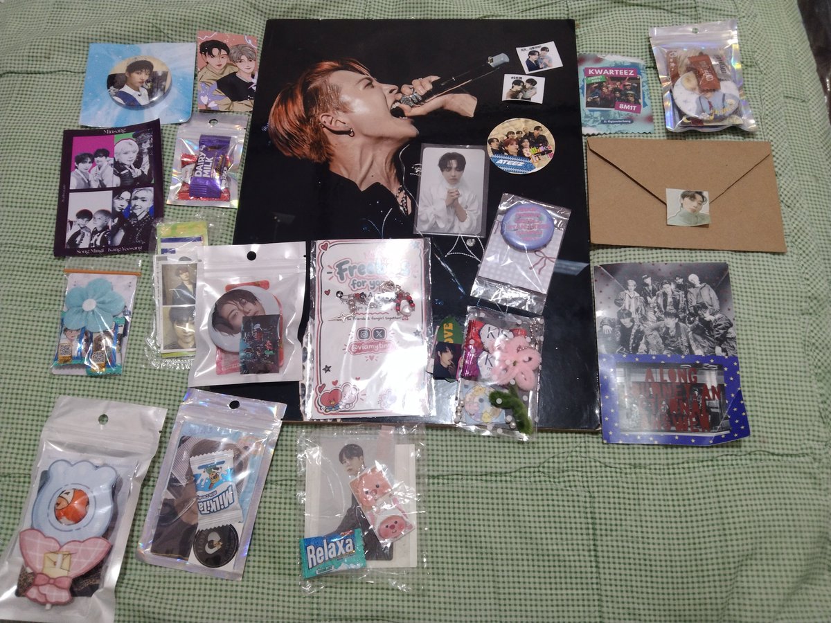 PutriMargaret03's tweet photo. Makasih atiny, murah rezekinya
#SymphonyoftheEternalDawn #Tinyraebang #ATEEZ8thAnniversaryinJakarta #ateez #atiny

 @tinyraebang @Itscacaattz @giyuuterbang @viamytiny @goingjeelly @hwababyyy @crezsent @smilling_i21 @Choisanwtrmark https://t.co/aIrO2qyiPl