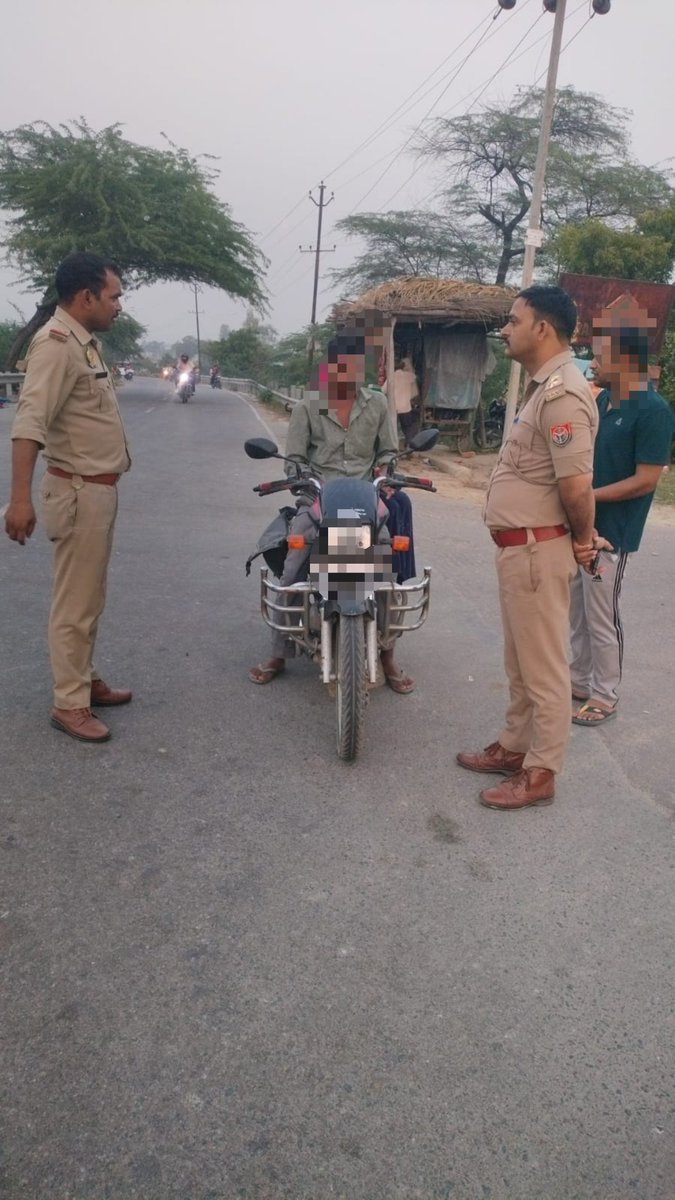 DCP_South's tweet photo. @DCP_South @IPSMdMustaque के निर्देशन में थाना नगराम पुलिस टीम द्वारा आगामी त्यौहारों और शांति सुरक्षा एवं कानून व्यवस्था के दृष्टिगत थाना क्षेत्र के भीड़भाड़ वाले स्थानों,मुख्य चौराहो पर संदिग्ध व्यक्ति/वाहनों की चेकिंग कर आम जनमानस में सुरक्षा का भाव जागृत किया गया। https://t.co/RItIIRlRdI