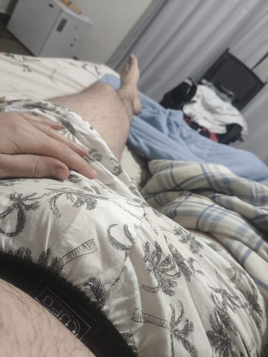 Discretodeboaa's tweet photo. Domingo de chuva, preguiça e tesão... https://t.co/ObSapwy1Gi