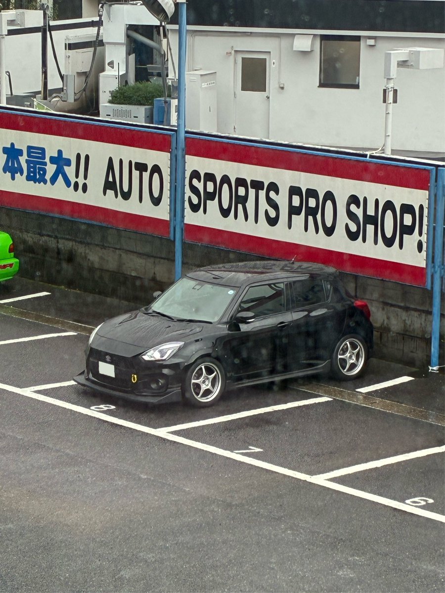 tirepark1's tweet photo. yOuさんと闇の取引をした後、稲毛の某ショップを訪問。

量販店のような外見だけど、グリップからドリフトまで対応、油脂類や汎用パーツ完備とすごかった。

あとアライメントテスターがローラー式でよき！

#クリスタル本店 https://t.co/WU1lbs7H7L