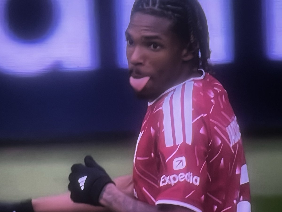 pythaginboots's tweet photo. Jérémy Jacquet DGAF what the opponents striker name is, nor if short sleeves &amp; gloves hasn’t been in fashion for a CB since Desailly. He does whatever TF he wants right now and is pulling it all off: Showing that sort of individualism with VVD approval means you’re HIM.

#LFC https://t.co/qHwgSWhiSk