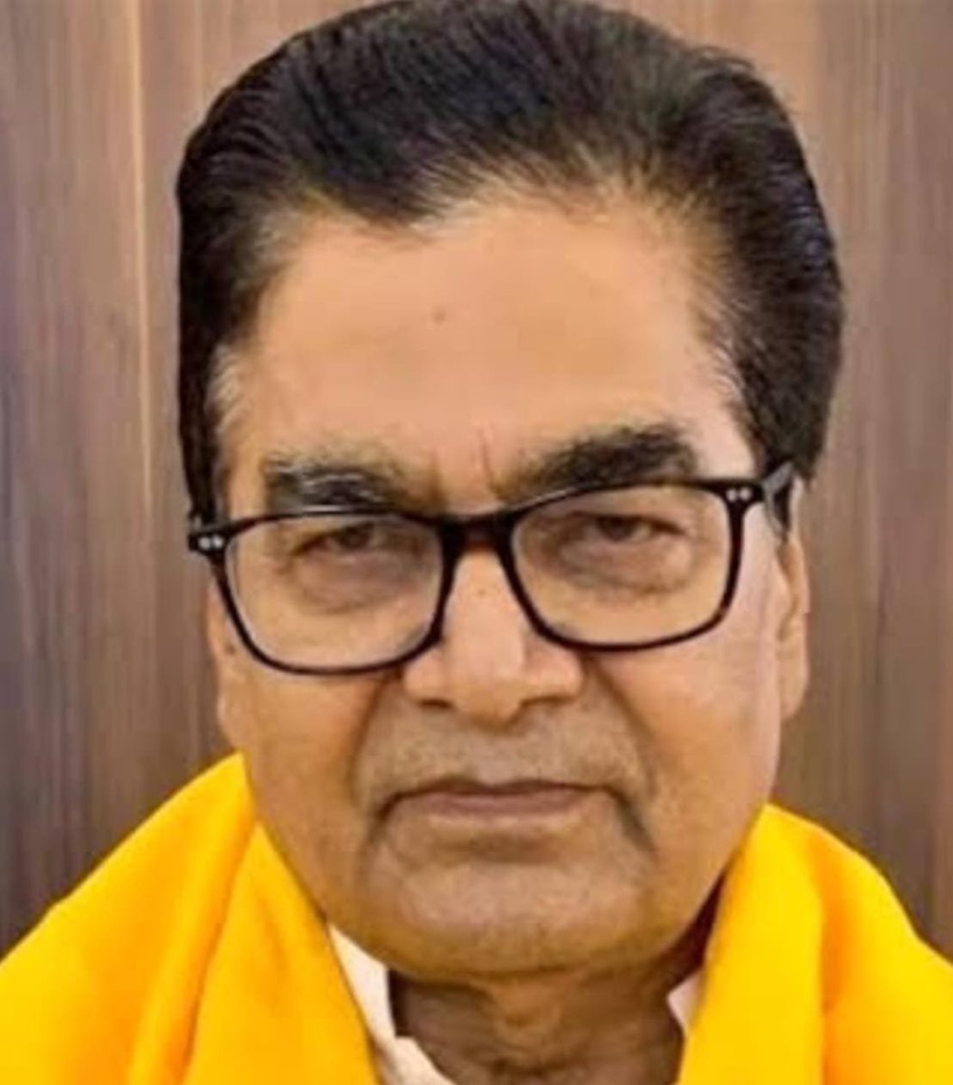 rajkumarbhatisp's tweet photo. समाजवादी पार्टी मेरे लिए केवल पार्टी नहीं, परिवार की तरह है। पार्टी ने मुझे बहुत कुछ दिया है। सबसे बड़ी बात पहचान दी है। यदि आज देश में मुझे पहचाना जा रहा है तो सिर्फ पार्टी की वजह से। मैं पार्टी का समर्पित और अनुशासित कार्यकर्ता हूं।
      जिस तरह बच्चों की किसी गलती पर घर के बड़े उसे टोकते हैं और समझाते हैं इसी तरह पार्टी में भी बड़ों को पूरा हक है कि वह छोटों को नियंत्रित रखें । जरूरत पड़ने पर सलाह दें और आवश्यक समझे तो डांट भी लगाएं ।आदरणीय प्रोफेसर रामगोपाल यादव जी हर दृष्टिकोण से मेरे बड़े हैं और मैं उनका अत्यधिक सम्मान करता हूं । उन्होंने जो शब्द बोले वह मेरे और पार्टी के हित में ही बोले हैं । कुछ साथी उनकी आलोचना कर रहे हैं और कटाक्ष कर रहे हैं 
 उनसे मेरा विनम्र अनुरोध है कि वे ध्यान रखें कि बड़ों के सम्मान में कभी कमी नहीं आनी चाहिए ।
      पार्टी के राष्ट्रीय अध्यक्ष श्री अखिलेश यादव जी, आदरणीय प्रोफेसर साहब, चाचा शिवपाल जी और परम आदरणीय गुरुजी श्री उदय प्रताप सिंह जी का स्नेह एवं आशीर्वाद सदैव ही मुझे मिलता रहा है । कृपया कोई ऐसी बातें सोशल मीडिया पर ना लिखें या ना बोलें जिससे लोगों के बीच गलतफहमी पैदा हो । बुरे वक्त में जिन लोगों का प्यार, सहयोग और समर्थन मुझे प्राप्त होता रहा है उन सबका मैं अत्यंत आभारी हूं । धन्यवाद ।